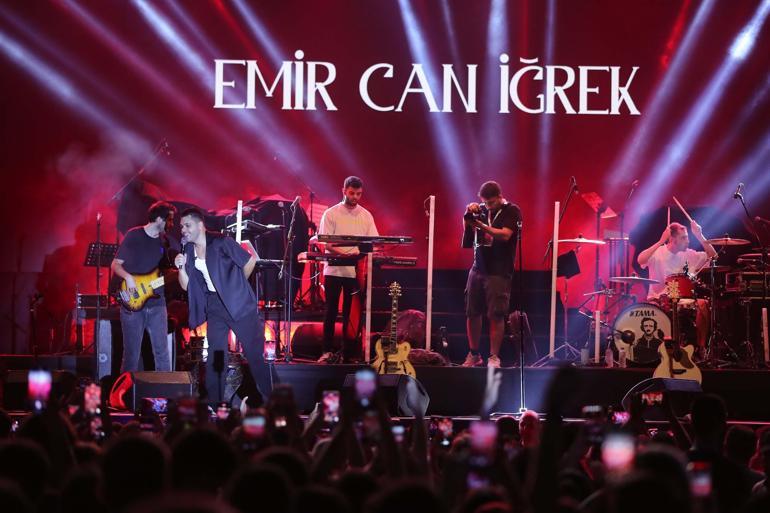 Aliağada Emir Can İğrek ve Zeynep Bastık konser verdi