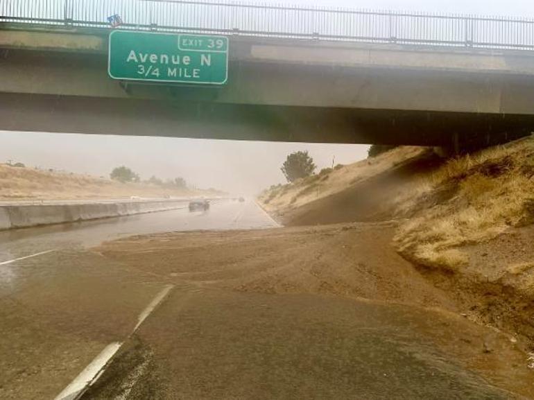 Hilary Kasırgası, Kaliforniya’da etkisini göstermeye başladı