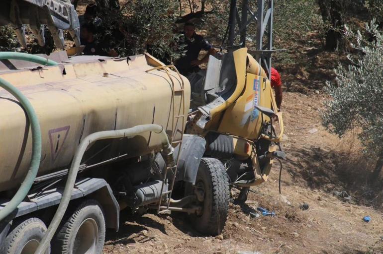 Hatayda su tankeri, şarampole devrildi; 2 ölü