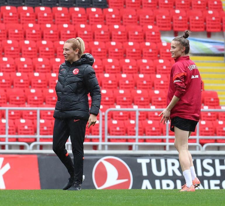 A Milli Kadın Futbol Takımı Teknik Direktörü Kıragası: En büyük hedefimiz Uluslar Liginde Bye çıkmak