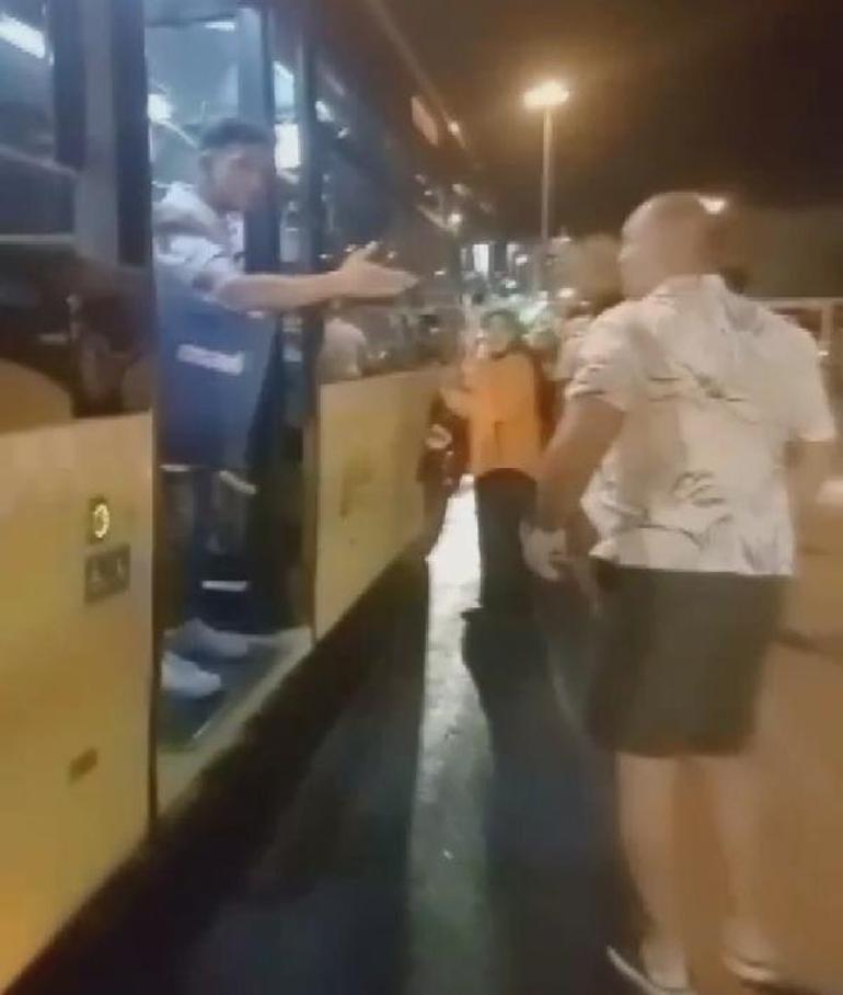Kadıköyde otobüste gerginlik: Yolcular tarafından zorla indirildi