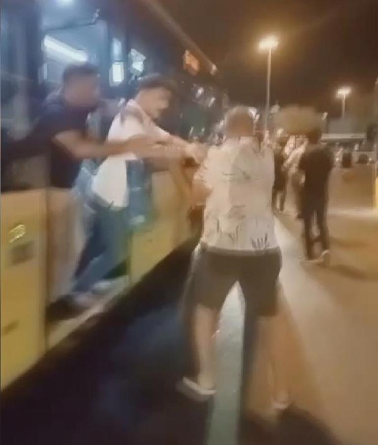 Kadıköyde otobüste gerginlik: Yolcular tarafından zorla indirildi
