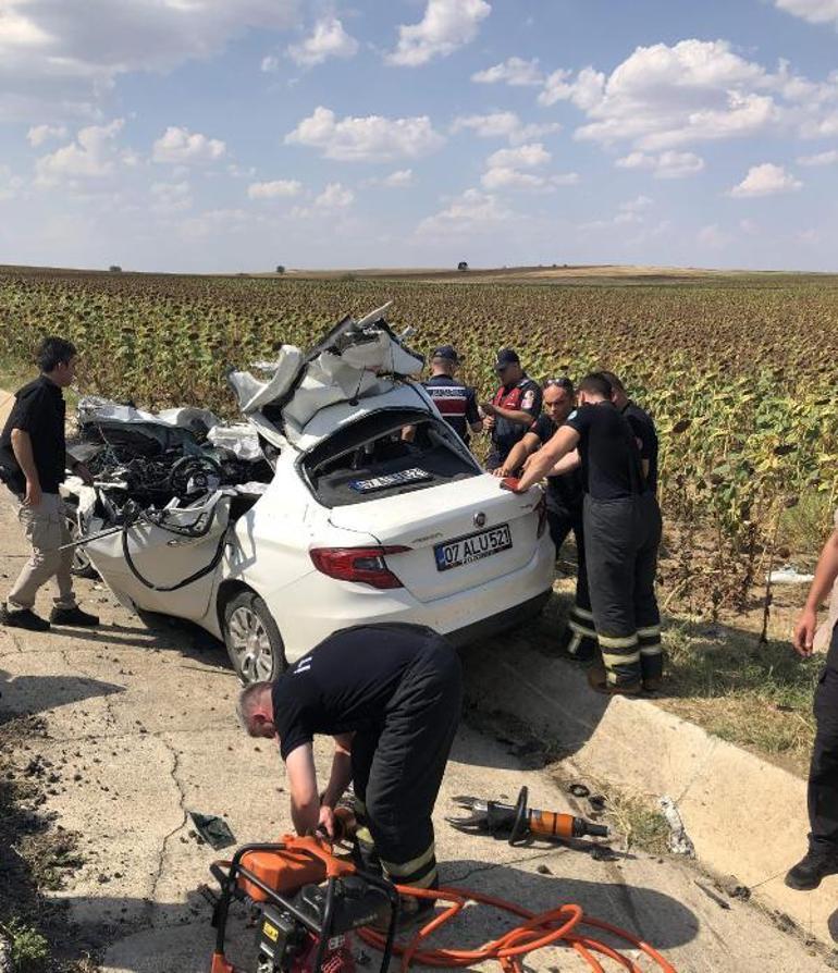Edirnede otomobilin traktöre çarptığı kaza kamerada; 1 polis öldü, 2si polis 5 yaralı