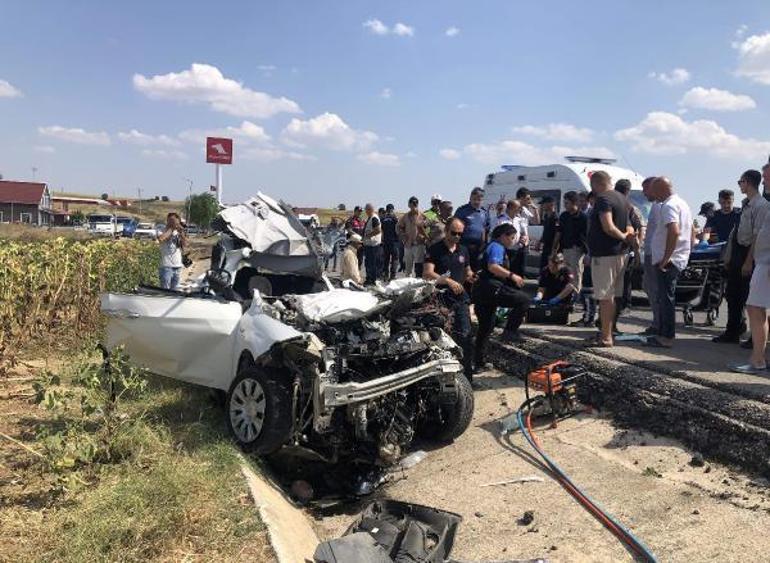 Edirnede otomobilin traktöre çarptığı kaza kamerada; 1 polis öldü, 2si polis 5 yaralı