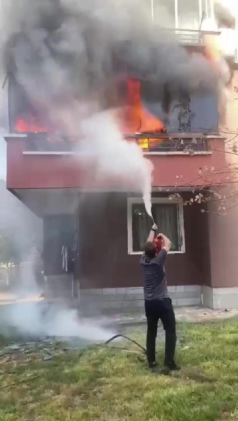 Balkonda çıkan yangın, evi yaktı