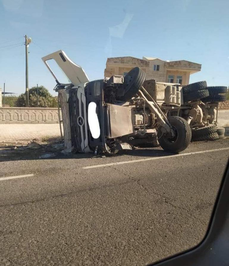 Lastiği patlayıp devrilen kamyonun şoförü yaralandı