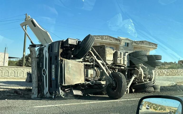 Lastiği patlayıp devrilen kamyonun şoförü yaralandı
