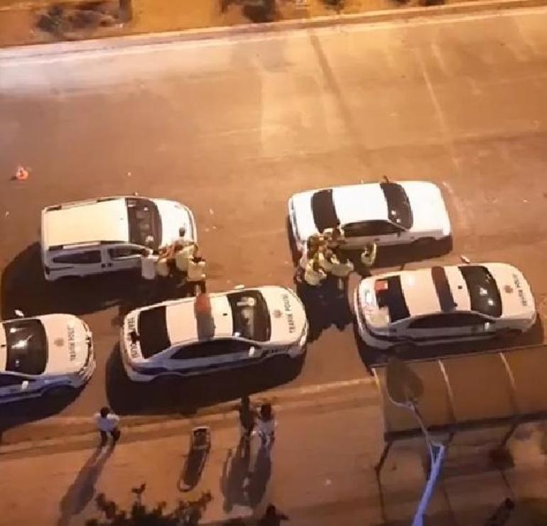 Alkollü 2 kişinin trafik polislerine saldırısı kamerada