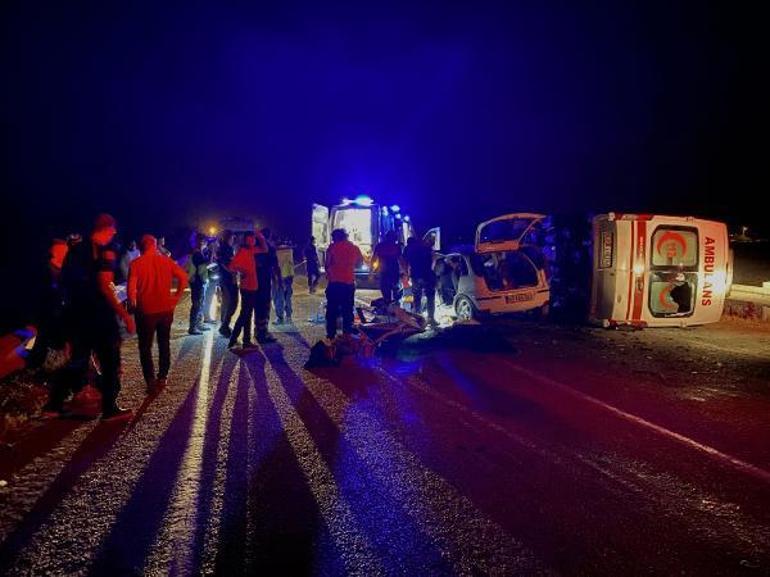 Osmaniyede ambulans ile otomobil çarpıştı: 3 ölü, 3 yaralı