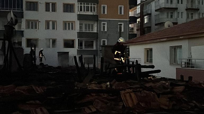 Boş binada çıkan yangın, yanındaki eve sıçradı