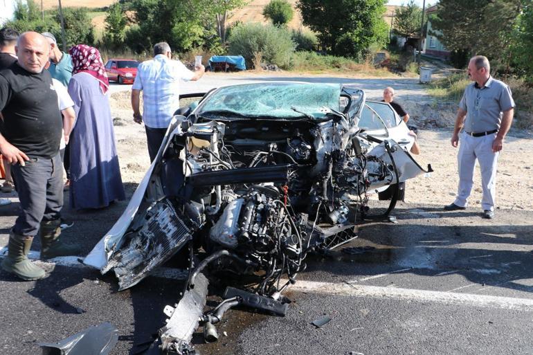 Otomobiller çarpıştı; uzman çavuş hayatını kaybetti, 3ü çocuk, 7 yaralı