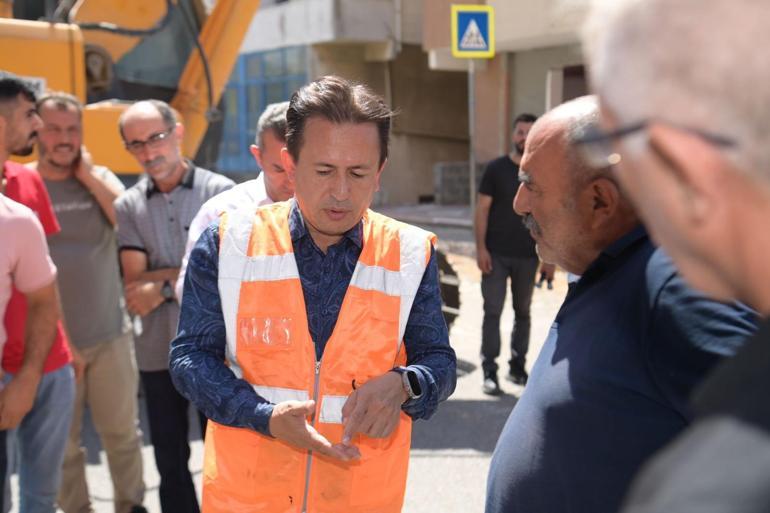 Tuzlada kentsel dönüşüm kapsamında yıkılan binalara ilk kepçeyi Başkan Yazıcı vurdu