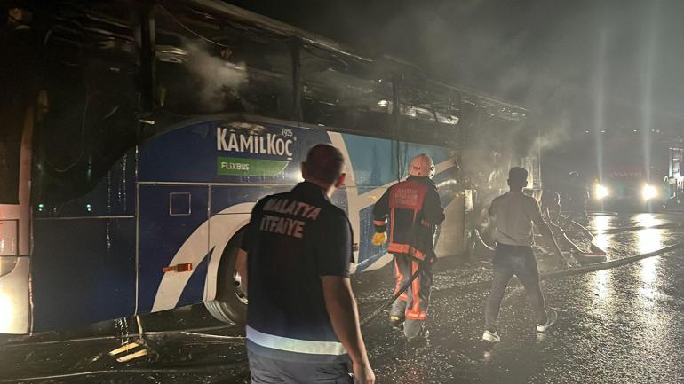 Seyir halindeyken motoru tutuşan yolcu otobüsü alev topuna döndü; o anlar kamerada