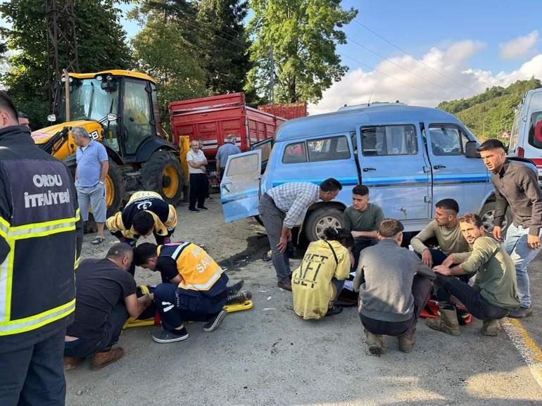 Fındık işçilerini taşıyan minibüsler çarpıştı: 15 yaralı