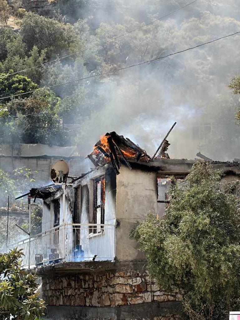 Evde çıkan yangında kurtarmak istediği eşiyle birlikte öldü