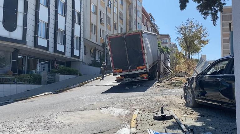 Avcılarda yokuştan kayan TIR güvenlik kulübesine çarptı