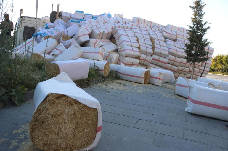 Nevşehirde devrilen saman yüklü kamyonun sürücüsü: Yüzde 90 yol hatası var