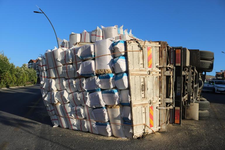 Nevşehirde devrilen saman yüklü kamyonun sürücüsü: Yüzde 90 yol hatası var