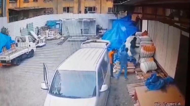 Zeytinburnunda depodan tekstil malzemesi çalan maskeli hırsızlar kamerada