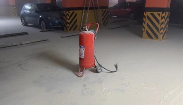 Bayrampaşada çocukların katlı otoparktaki araçlara yangın tüpü sıktığı iddia edildi