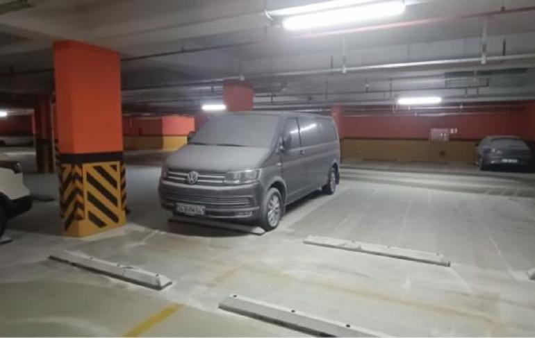 Bayrampaşada çocukların katlı otoparktaki araçlara yangın tüpü sıktığı iddia edildi