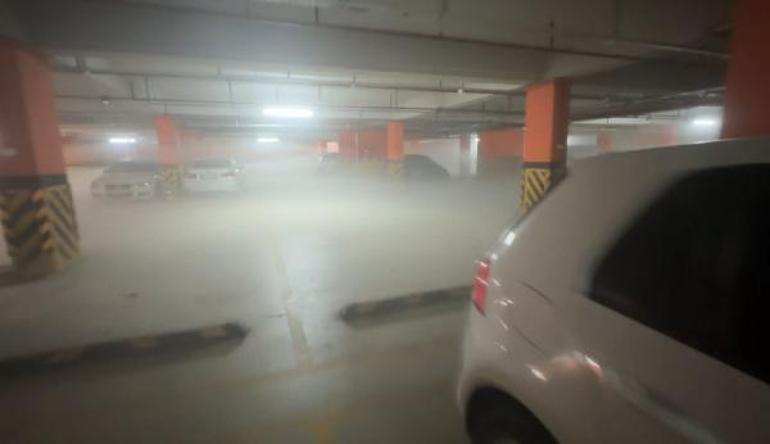 Bayrampaşada çocukların katlı otoparktaki araçlara yangın tüpü sıktığı iddia edildi