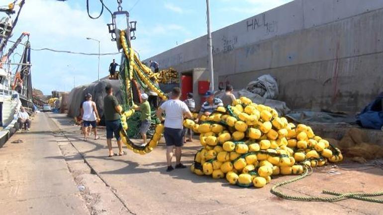 1 Eylüle hazırlanan balıkçılar: Hamsi bol, palamut gözükmüyor