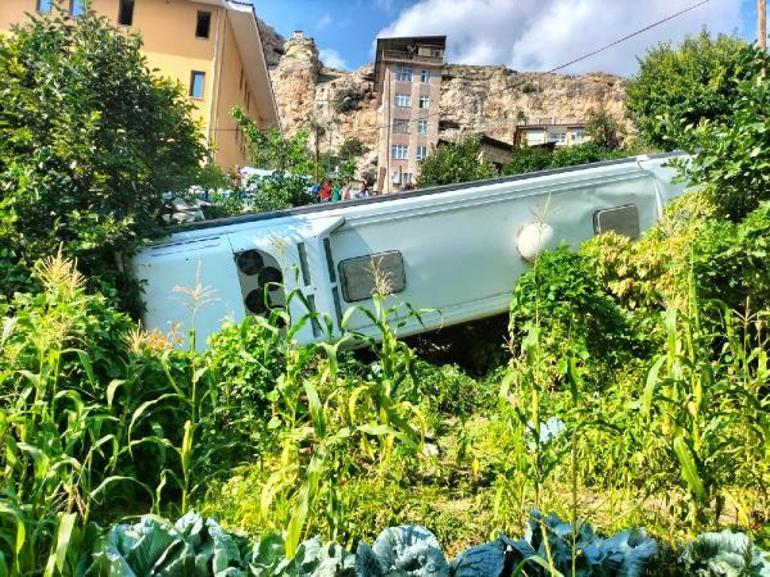 Tur otobüsü, evin bahçesine devrildi: 24 yaralı