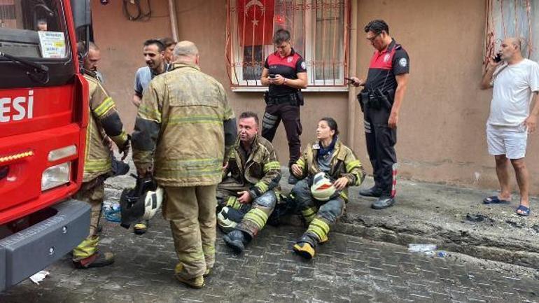 İzmirde korkutan apartman yangını; 9 kişi dumandan etkilendi, çatıya sığınan 5 kişi kurtarıldı