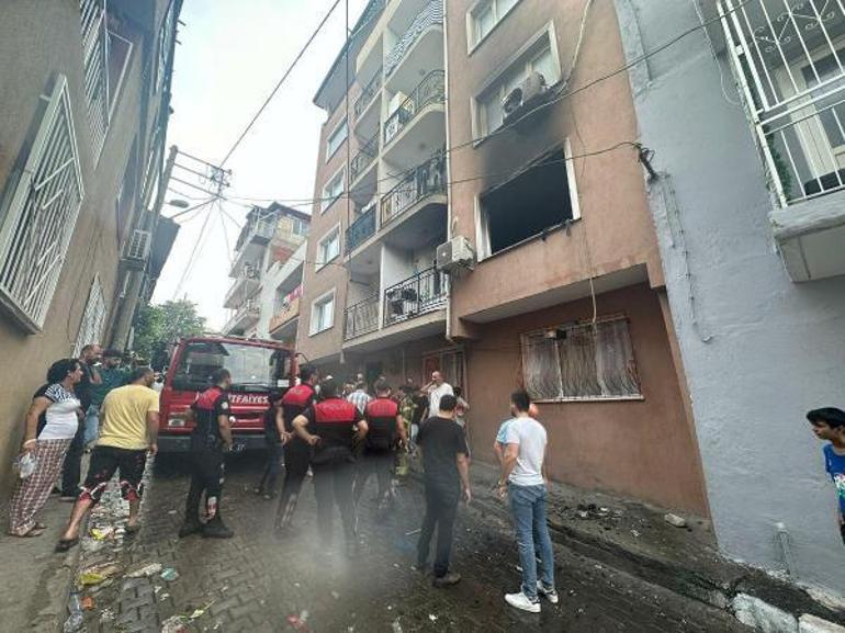 İzmirde korkutan apartman yangını; 9 kişi dumandan etkilendi, çatıya sığınan 5 kişi kurtarıldı