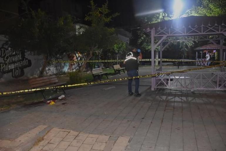 Adanada parkta oturan arkadaş grubuna silahlı saldırı: 4 yaralı