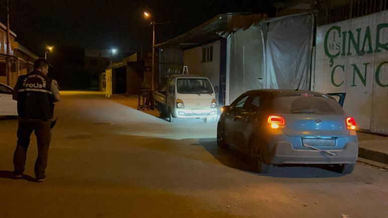 Çalıntı otomobile çalıntı plaka takan şüpheli, aracı polisin üzerine sürdü; o anlar kamerada