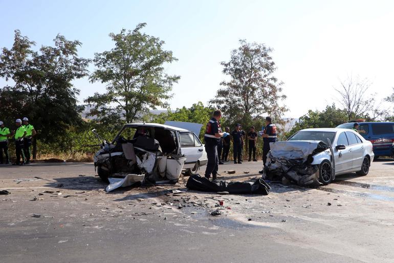 Otomobiller kafa kafaya çarpıştı; 1 ölü, 5 yaralı