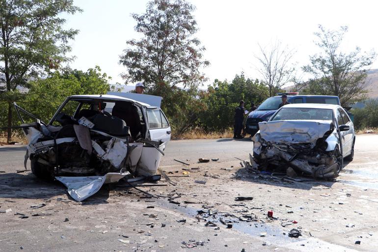 Otomobiller kafa kafaya çarpıştı; 1 ölü, 5 yaralı