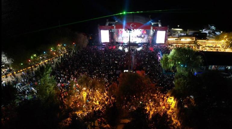 Gölbaşında 30 Ağustos Zafer Bayramı Konserleri 2nci gününde Resul Dindar ile devam etti