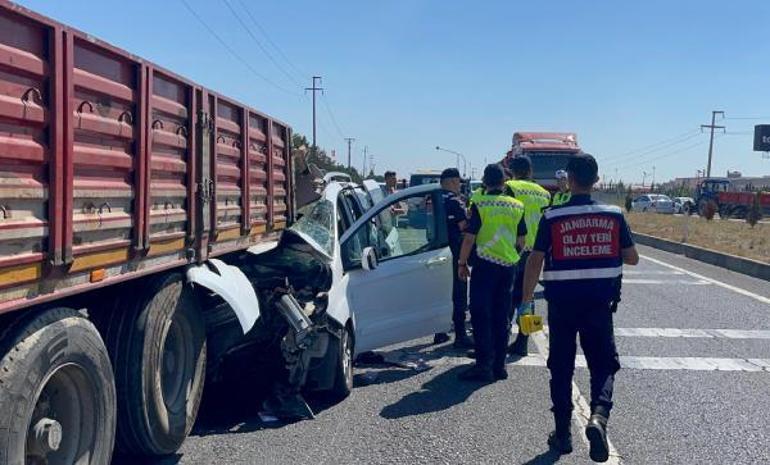 Hafif ticari araç TIRa çarptı; 1 ölü, 1 yaralı