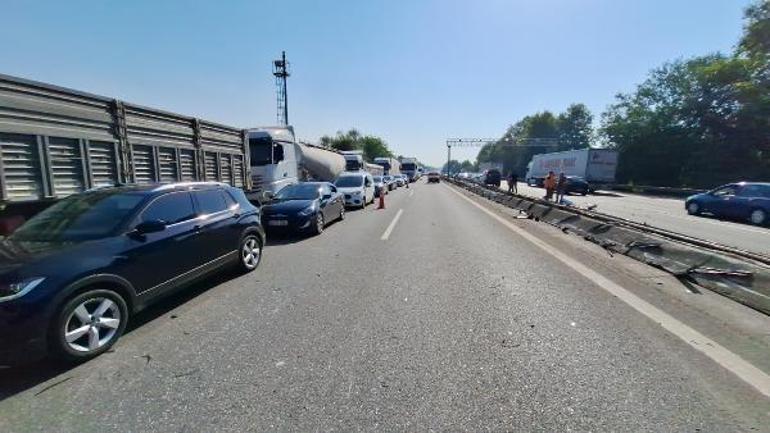 Lastiği patlayan TIR, otomobille cipe çarptı; yolda 5 kilometrelik kuyruk oluştu