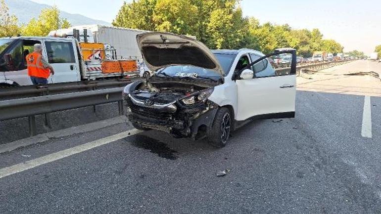 Lastiği patlayan TIR, otomobille cipe çarptı; yolda 5 kilometrelik kuyruk oluştu
