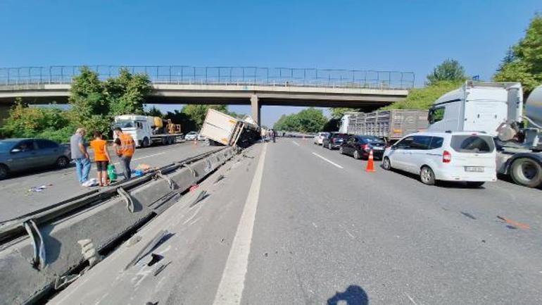 Lastiği patlayan TIR, otomobille cipe çarptı; yolda 5 kilometrelik kuyruk oluştu