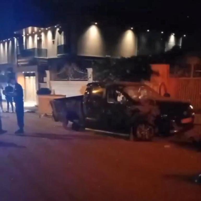 Kamyonet, villanın bahçe duvarına çarptı; 2 ölü, 1i ağır, 3 yaralı