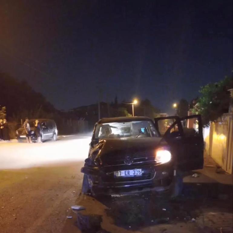 Kamyonet, villanın bahçe duvarına çarptı; 2 ölü, 1i ağır, 3 yaralı