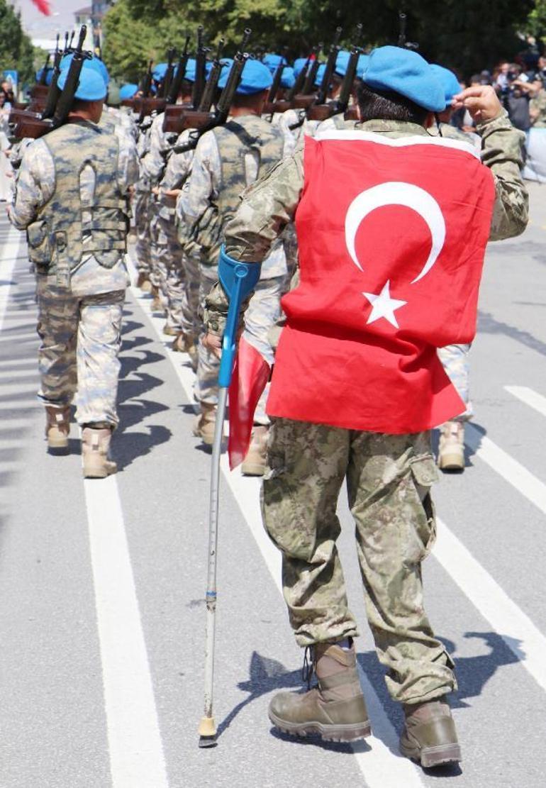 Erzurumda bedensel engelli Yasinin Zafer Bayramı coşkusu