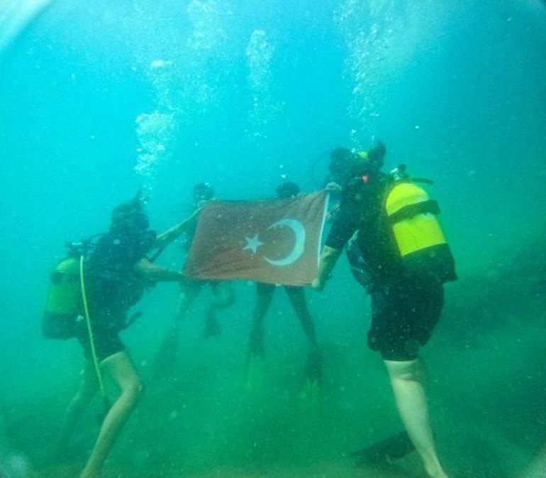 Zafer Bayramını su altında bayrak açarak kutladılar