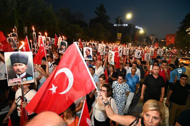 Beşiktaşta zafer coşkusu Candan Erçetin konseri ile kutlandı