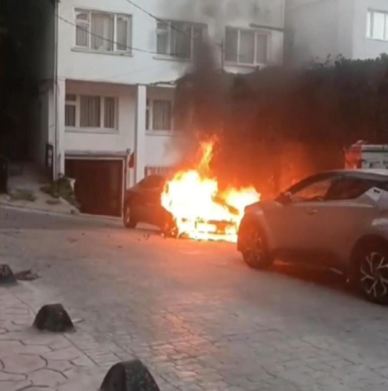 Beyoğlunda park halindeki otomobil alev alev yandı