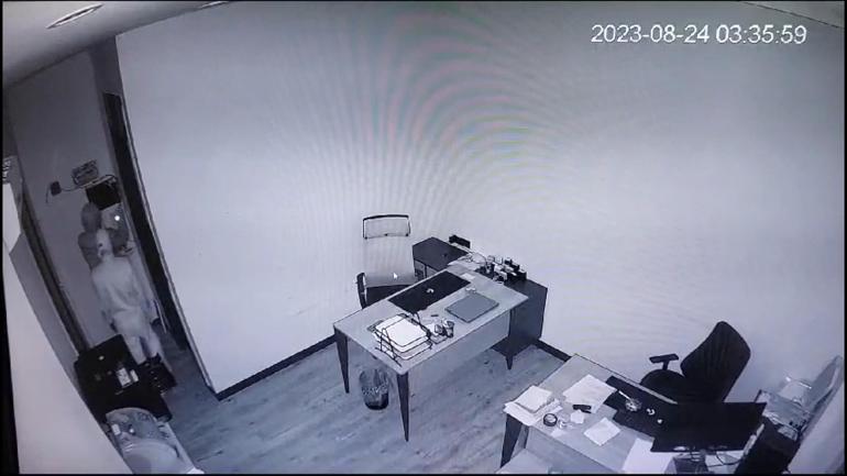 Mutfak penceresinden girdikleri ofisten 600 bin lira değerinde elektronik eşya çaldılar