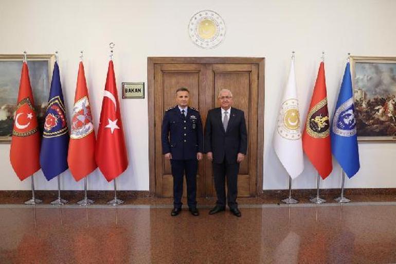 Bakan Güler, uzaya gidecek ilk Türk pilota rütbesini taktı