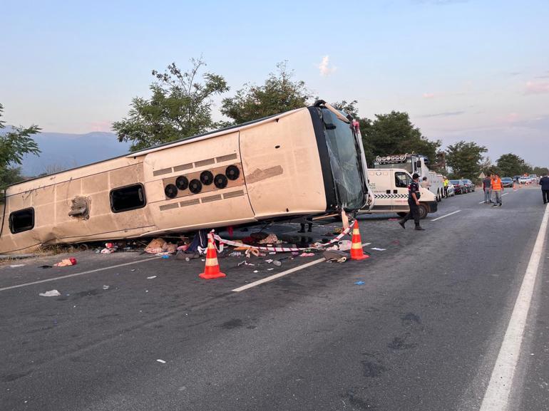 Kamyon, düğüne gidenleri taşıyan otobüse çarptı: 6 ölü, 43 yaralı