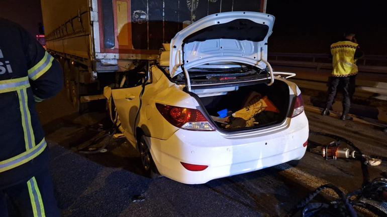 Otomobil, TIRın altına girdi: 1 ölü