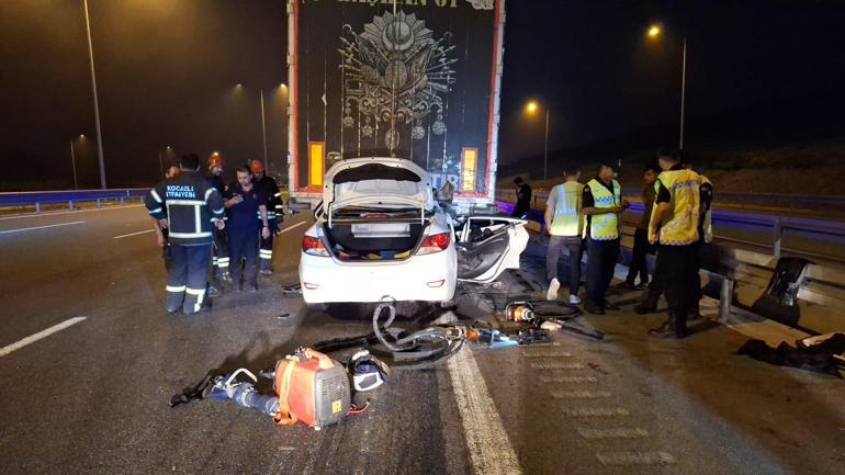 Otomobil, TIRın altına girdi: 1 ölü